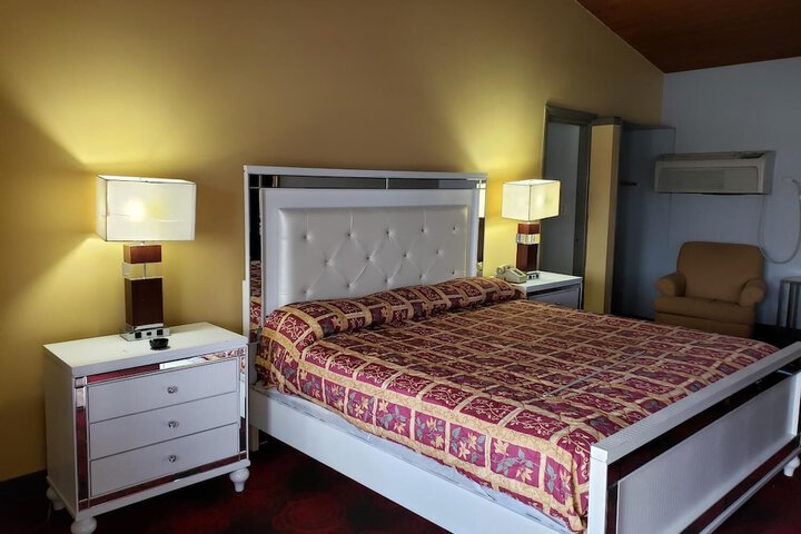 Room 10 of 13