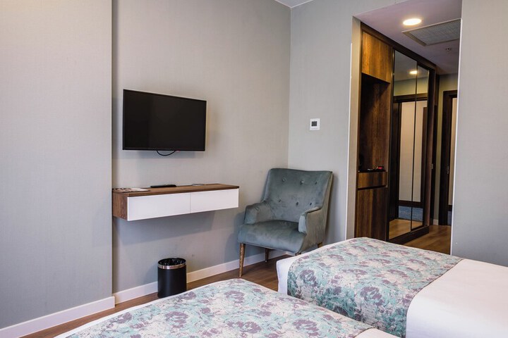 Room 8 of 68
