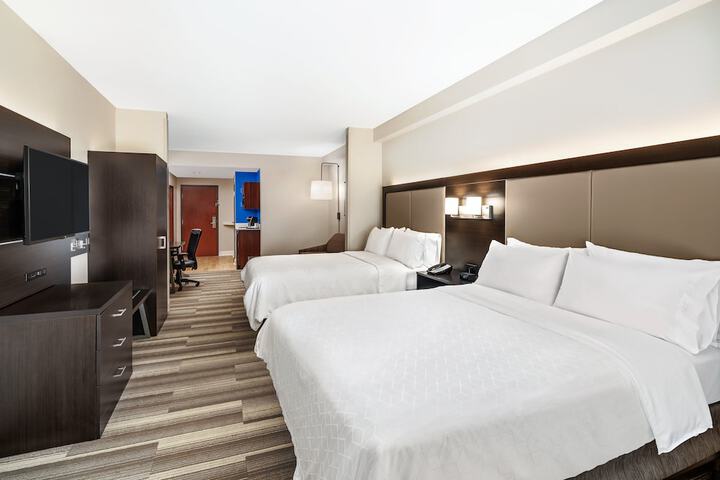 2 Queen Beds (14 of 20)