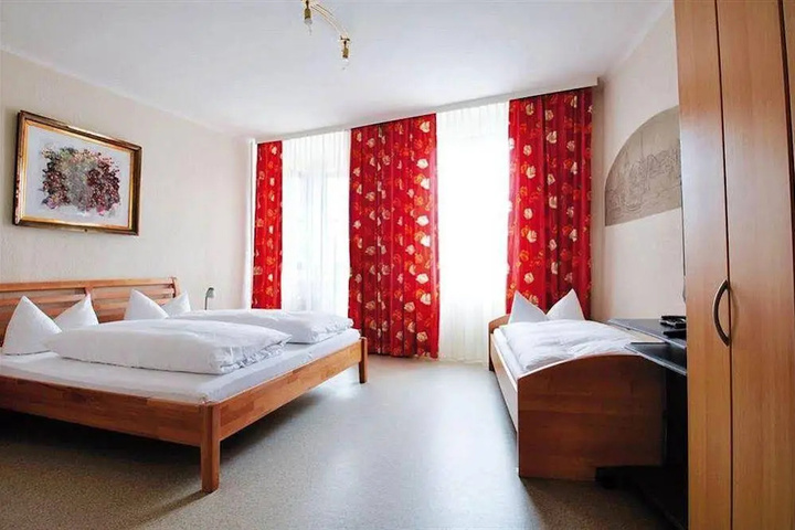 Room 2 of 10