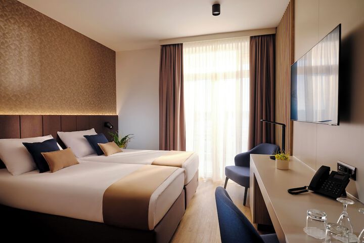 Room 9 of 50