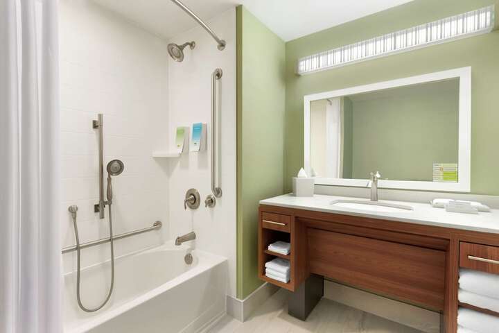 1 Queen Accessible Bathtub Studio (6 of 6)