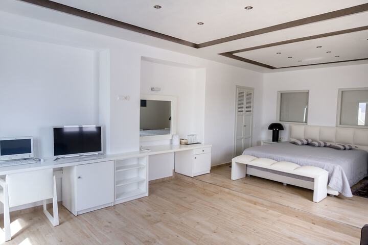Room 8 of 295