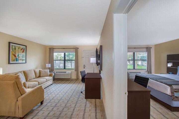 1 King Bed Mobility Hearing Impaired Accessible Room Roll in Shower (3 of 24)