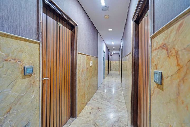 Ballroom/Hall 27 of 32