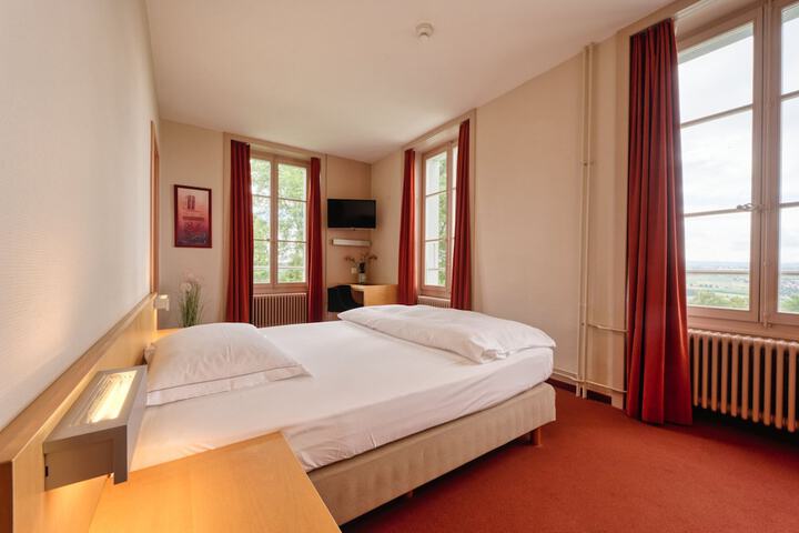 Room 10 of 18