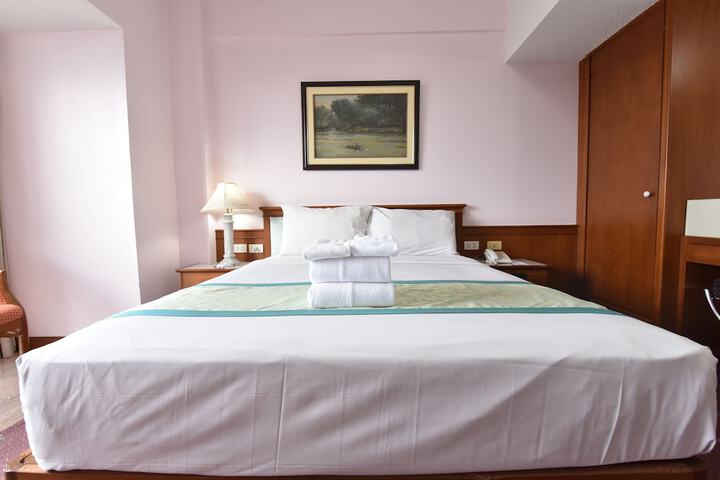 Room 8 of 32