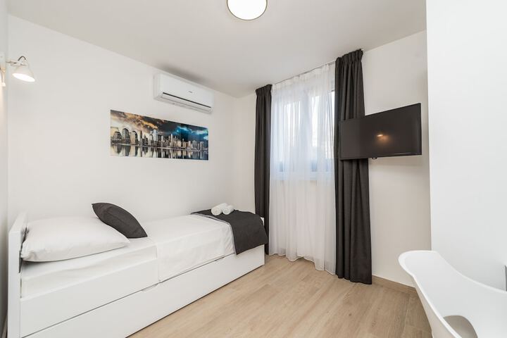 Room 5 of 31