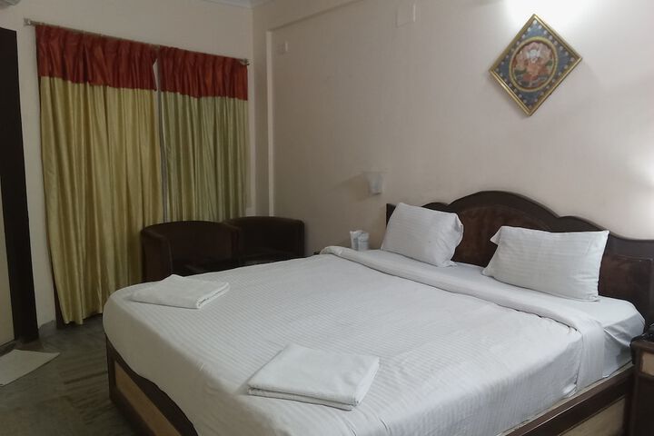 Room 4 of 9