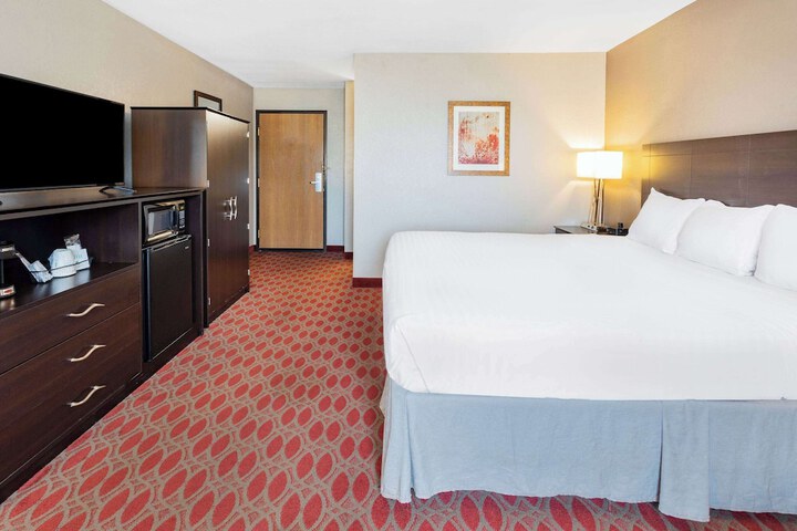 1 King Bed (4 of 21)