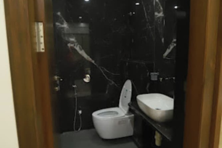 Room 10 of 12