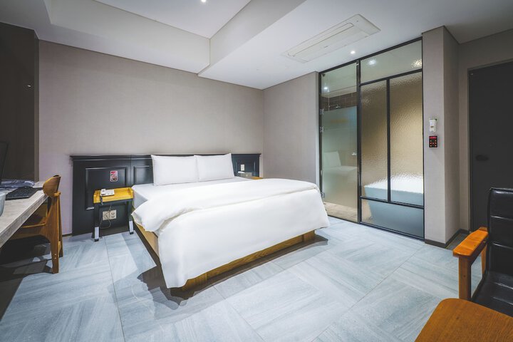 Room 6 of 9