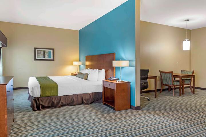 1 King Bed Microwave and Refrigerator 39 Inch Led Television High Speed Internet Full Breakfast (3 of 20)