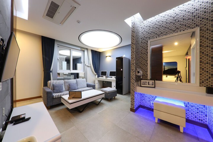Room 3 of 12