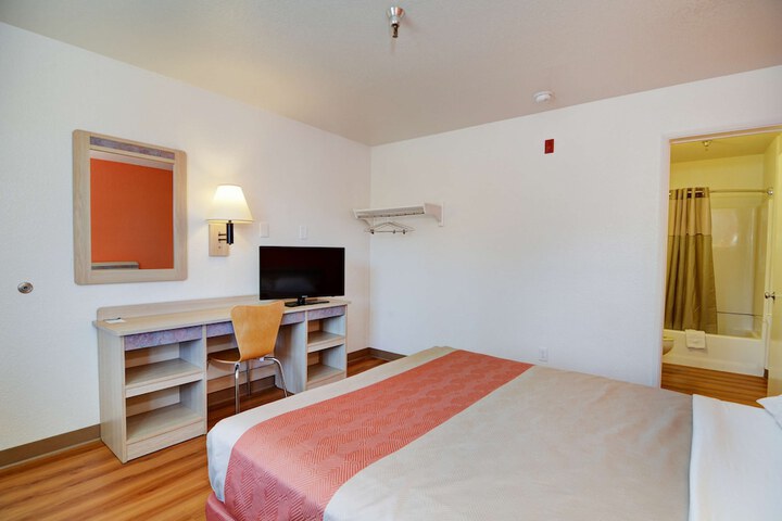 Room 6 of 28