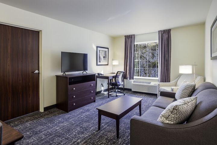 Suite Accessible King Size Bed (2 of 11)