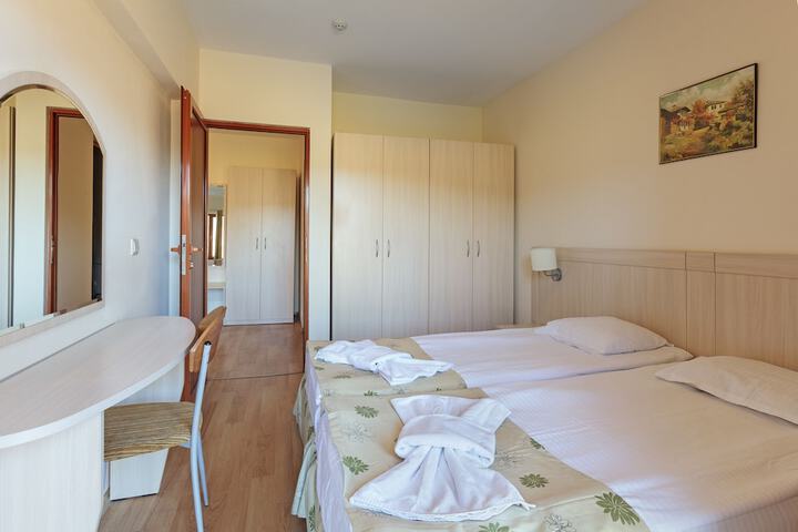 Room 6 of 18