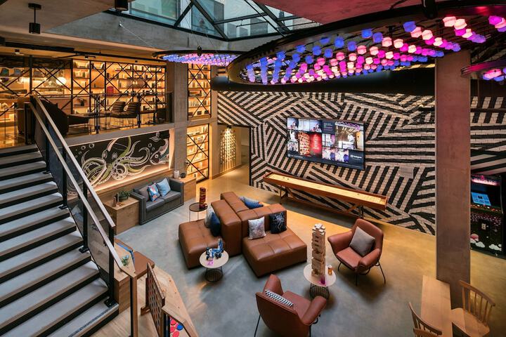 Lobby lounge