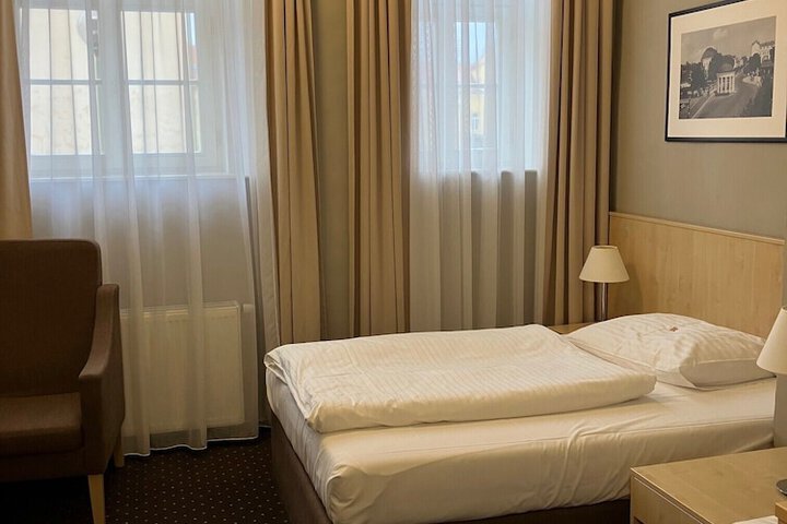Room 16 of 48