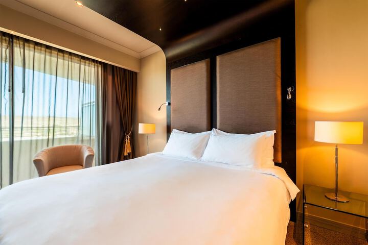 Room 93 of 233