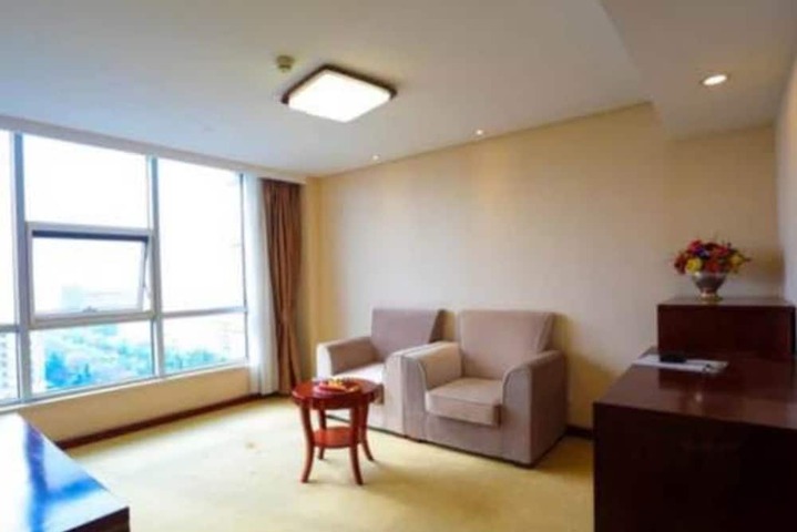Room 7 of 12