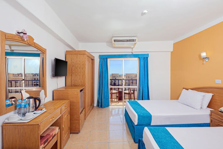 Room 14 of 37