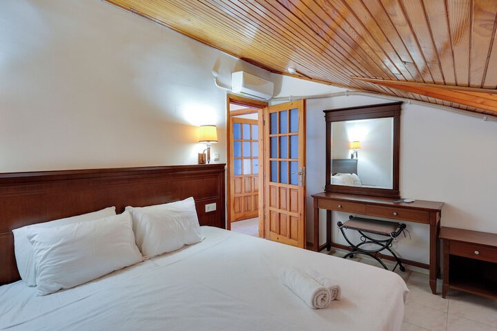 Room 6 of 72