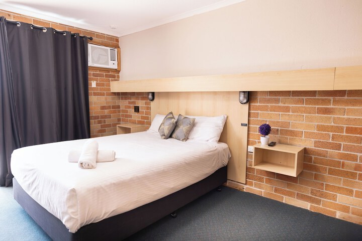 Room 5 of 33