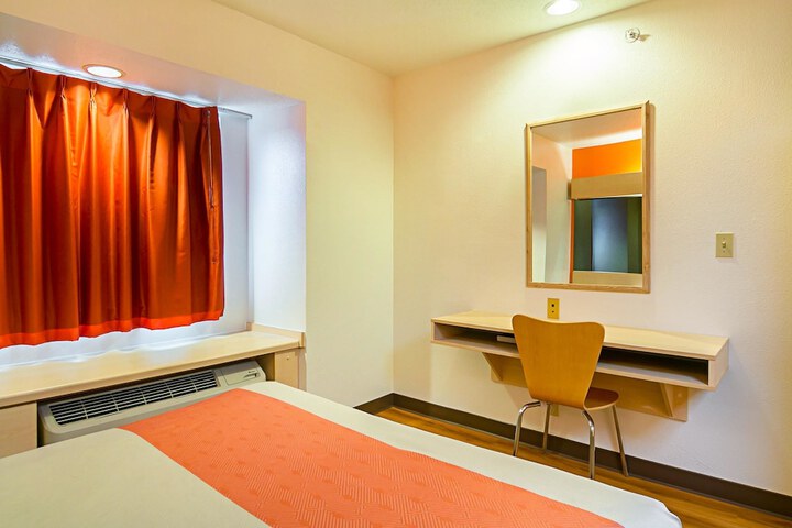 1 Queen Bed (6 of 11)