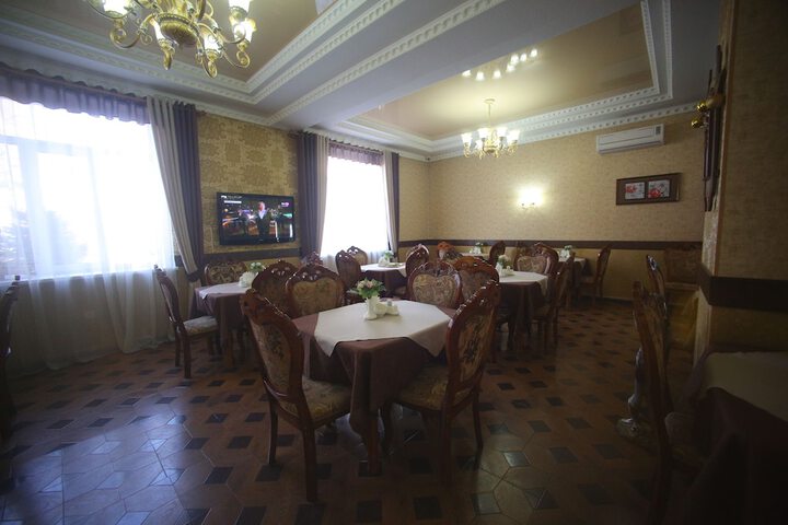 Dining 32 of 47