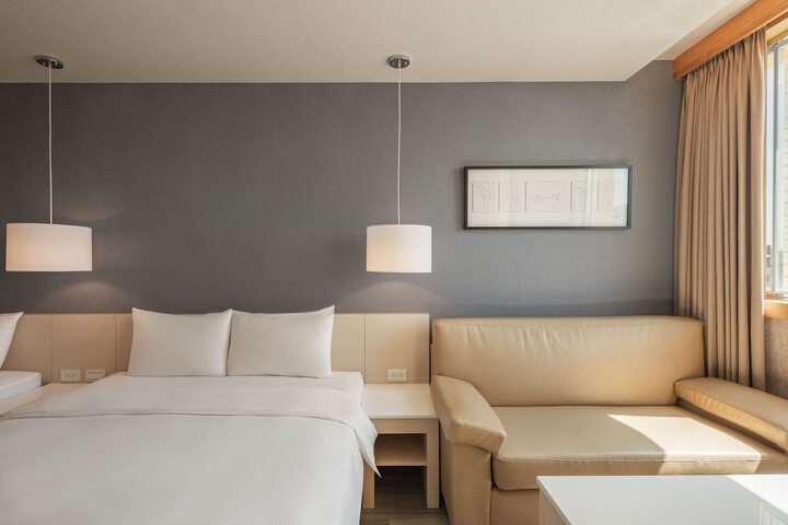 Room 33 of 64