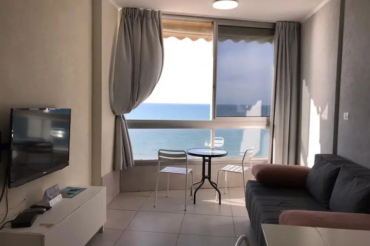 Room 4 of 18