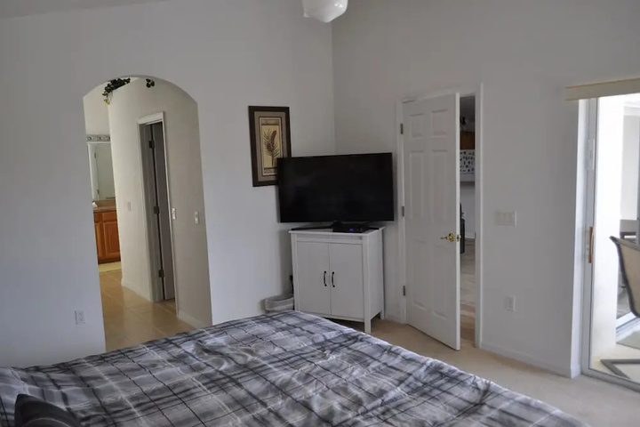 Room 4 of 16