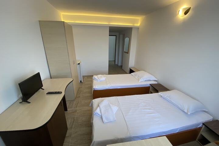 Room 4 of 27