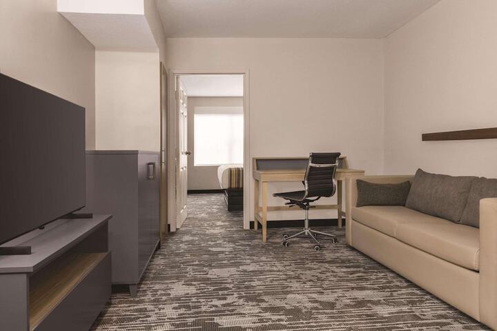 Suite King Bed Accessible (4 of 5)
