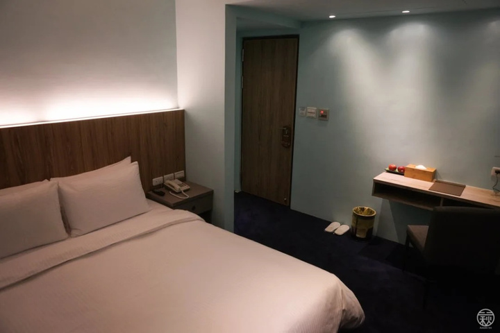 Room 5 of 8