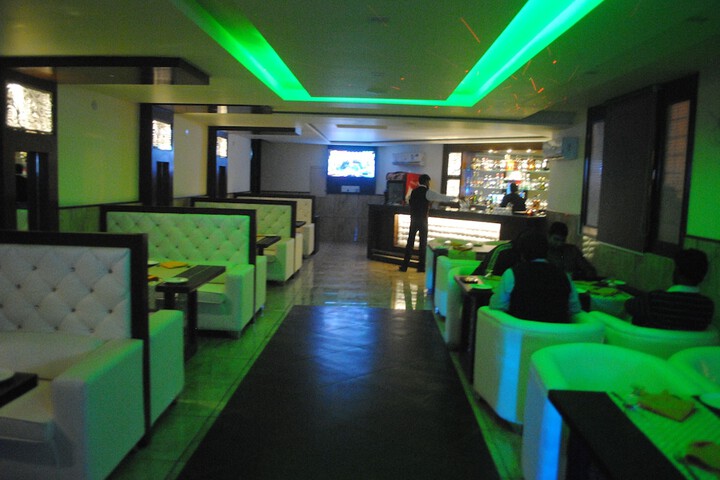 Lounge 21 of 23