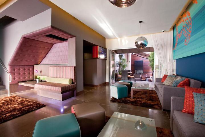 Lounge 4 of 65