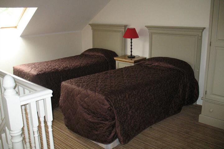 Room 4 of 8