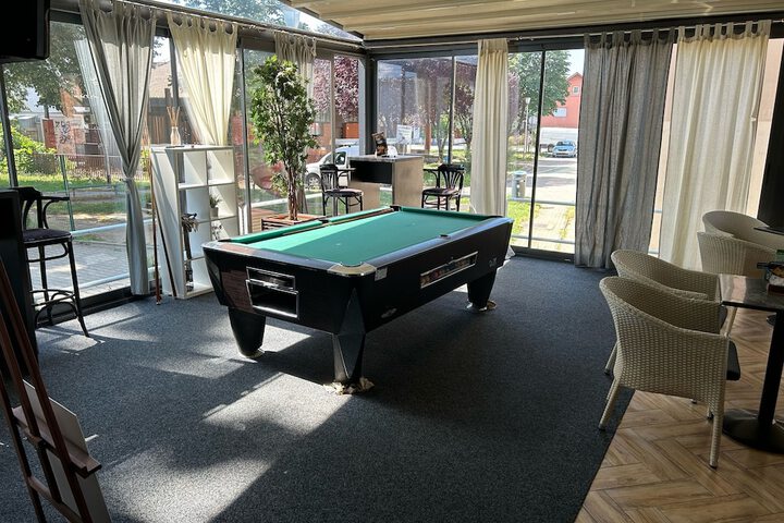 Lounge 51 of 58