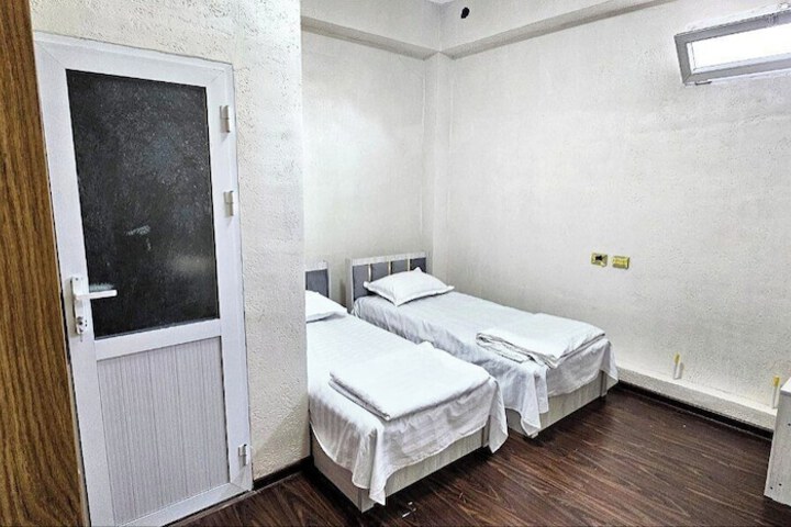 Room 10 of 16