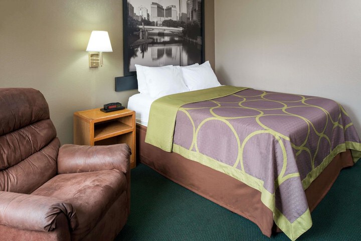 1 Queen Bed (5 of 8)