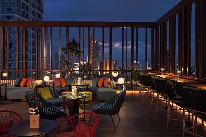 Lounge 49 of 79