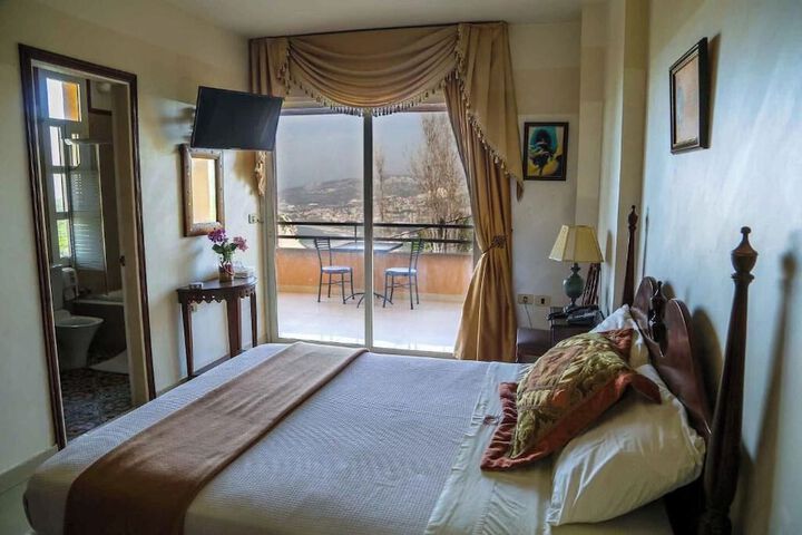 Room 6 of 16
