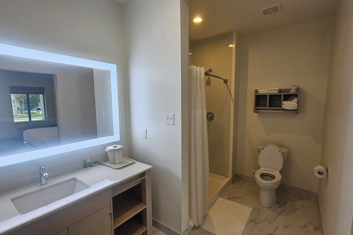 Room 5 of 6