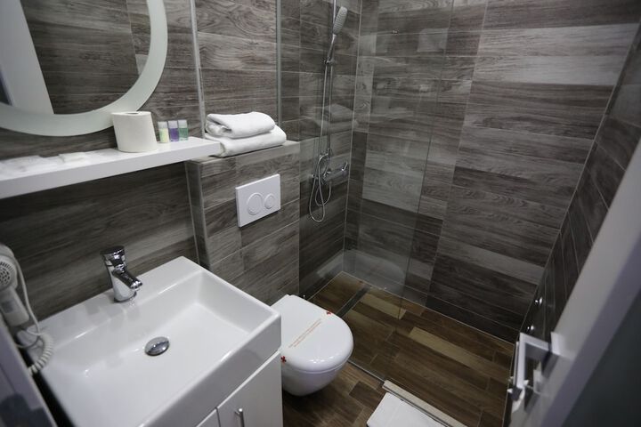 Room 14 of 21