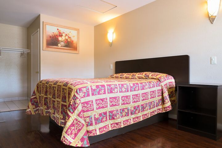1 Queen Bed (2 of 18)