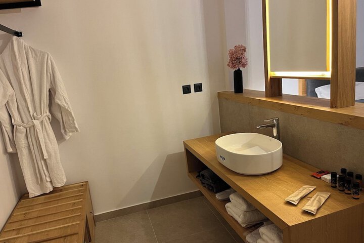 Room 28 of 33