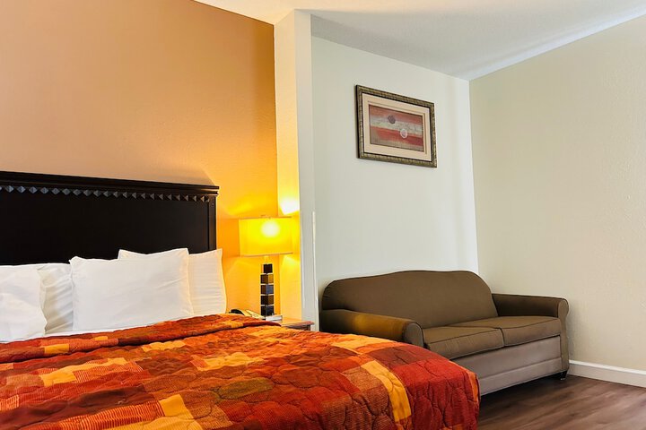 Basic Room 1 King Bed (6 of 7)