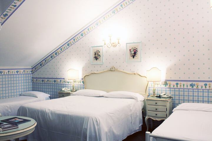 Room 32 of 65